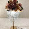 Desain interior properti wedding minimalis modern dengan dekorasi sederhana dan warna netral yang menciptakan suasana romantis dan elegan