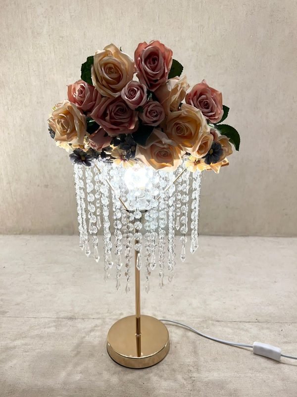 Desain interior properti wedding minimalis modern dengan dekorasi sederhana dan warna netral yang menciptakan suasana romantis dan elegan