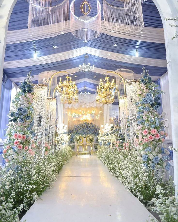 Gambar dekorasi pelaminan pernikahan dengan properti wedding lengkap untuk mempercantik dan memperindah suasana hari spesial Anda