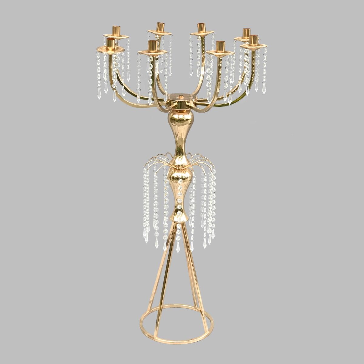 Perbedaan properti dekorasi interior dan eksterior rumah modern minimalis dengan sentuhan desain klasik dan futuristik