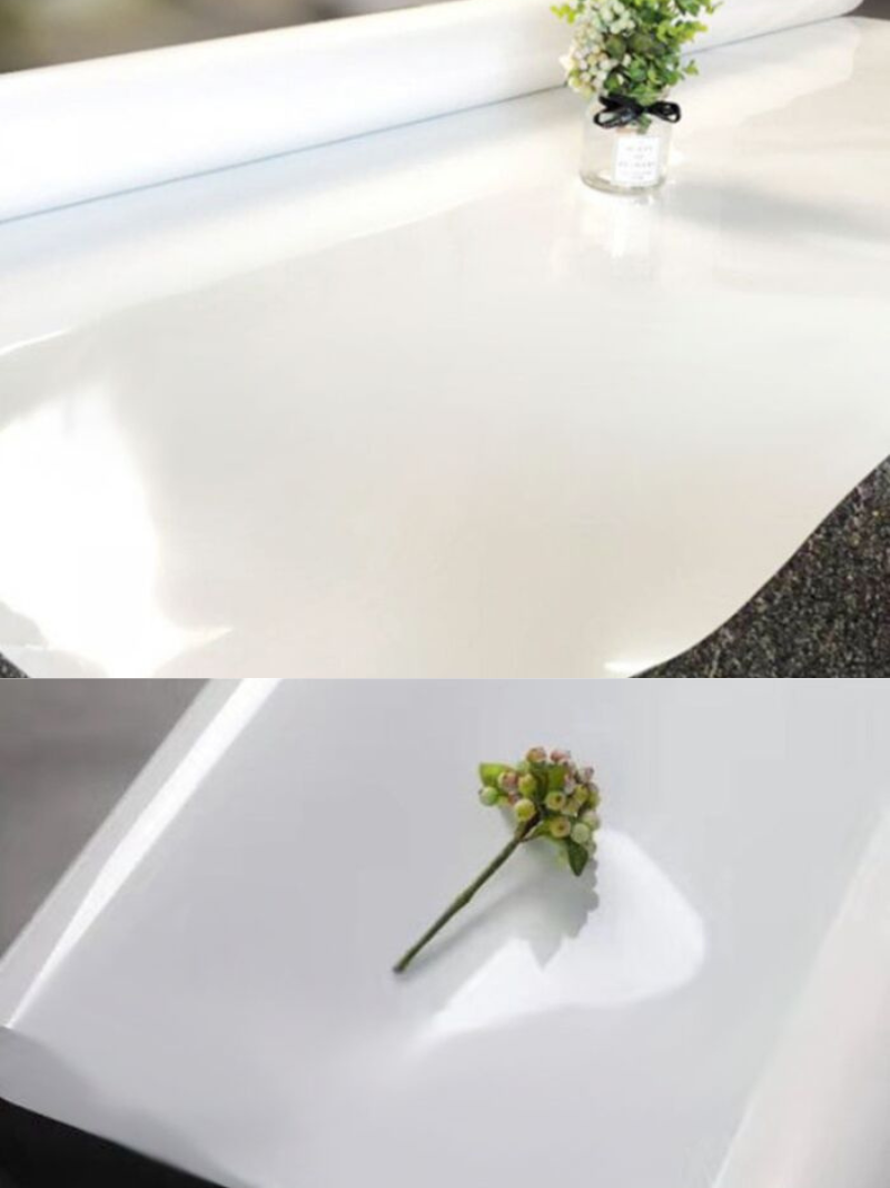 Gambar dekorasi pernikahan dengan tema rustic yang menampilkan properti wedding unik seperti bunga kering, kayu tua, dan lampu gantung dengan nuansa alam yang hangat dan romantis.