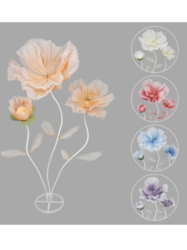 Gambar dekorasi pelaminan pernikahan mewah dengan hiasan bunga segar dan lampu sorot untuk menyewakan properti wedding yang cantik dan elegan