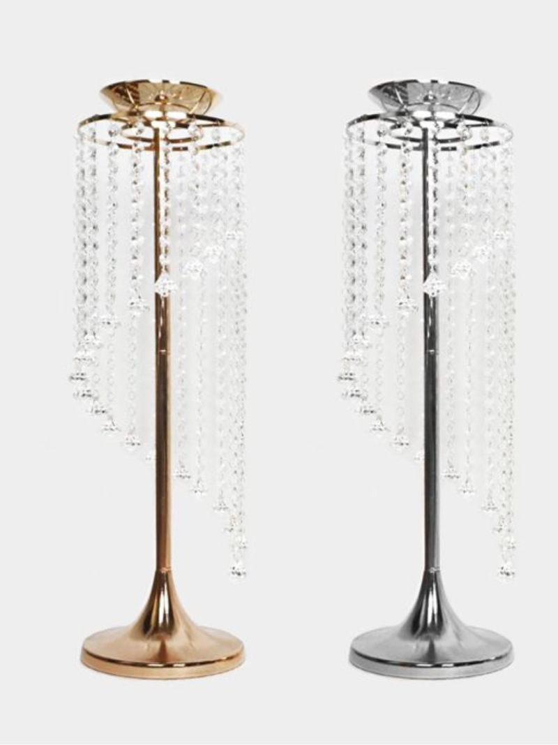 Dekorasi acara indoor sederhana dengan hiasan bunga dan lampu warna-warni menciptakan suasana yang elegan dan hangat