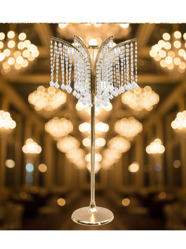 Dekorasi acara indoor simple dengan sentuhan warna pastel dan pencahayaan lembut menciptakan suasana yang hangat dan elegan