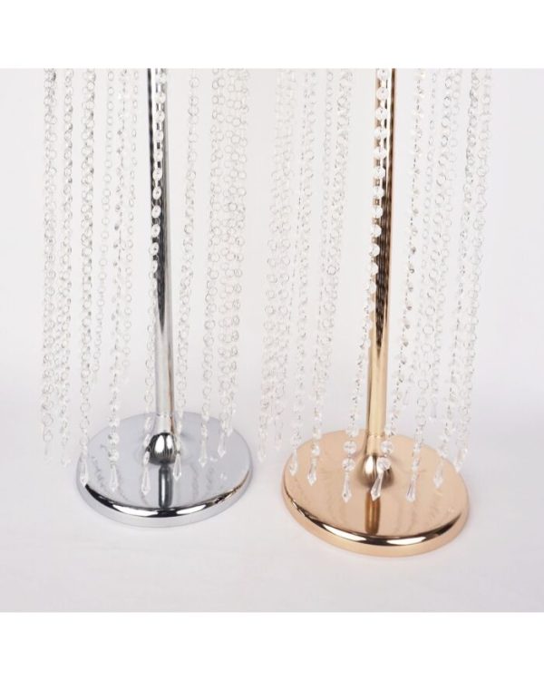 Dekorasi pelaminan modern dengan aksesoris yang elegan dan mewah untuk membentuk suasana pernikahan yang romantis dan berkesan